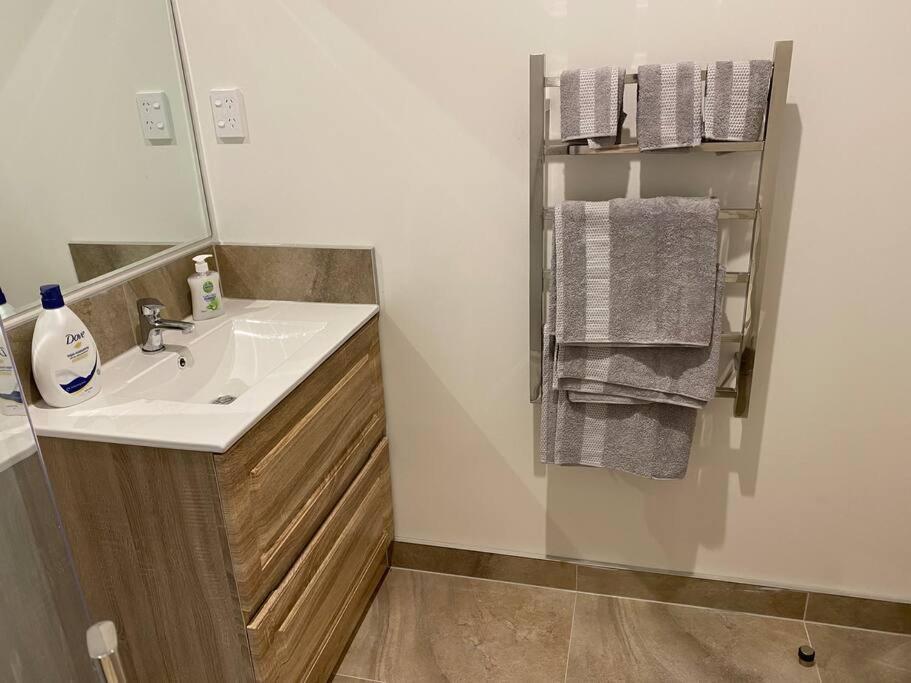 Otahuhu Town Centre Brand New Apartment 8B Auckland Esterno foto
